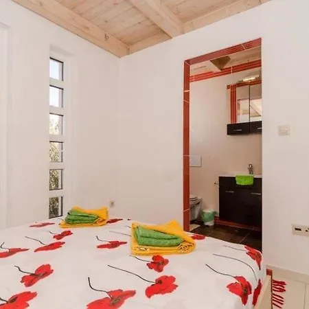 Avoca - Four Bedroom With Swimming Pool Mlini