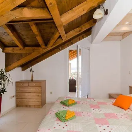 Avoca - Four Bedroom With Swimming Pool *