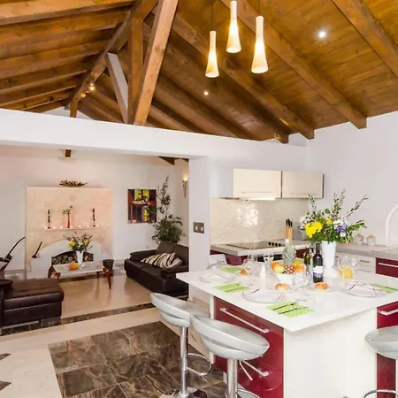 Avoca - Four Bedroom With Swimming Pool Mlini