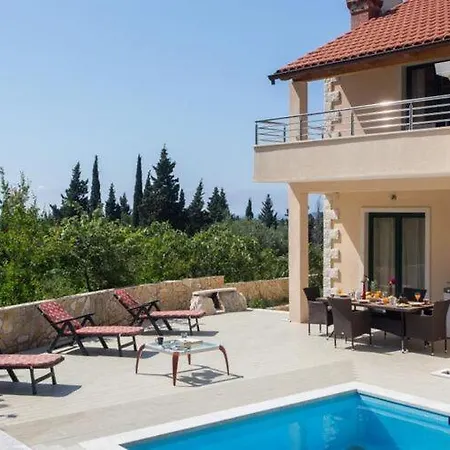 Avoca - Four Bedroom With Swimming Pool Mlini