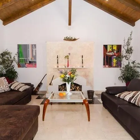 Avoca - Four Bedroom With Swimming Pool