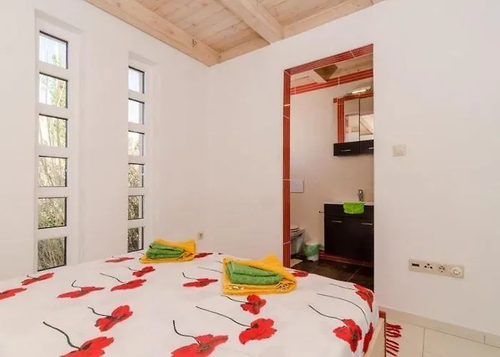 Avoca - Four Bedroom With Swimming Pool 믈리니