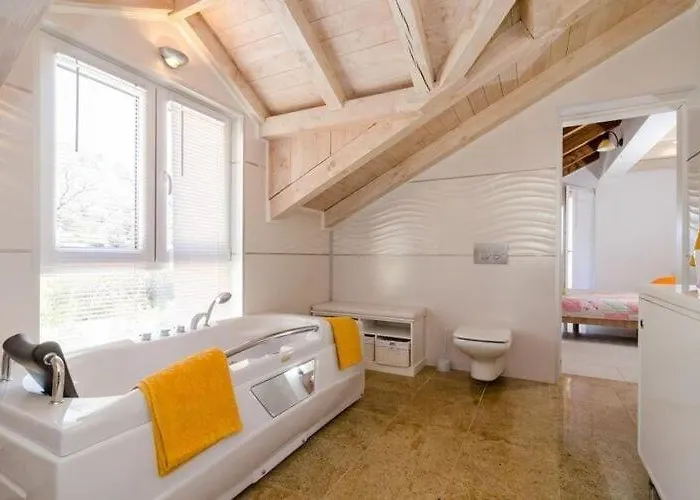 Avoca - Four Bedroom With Swimming Pool 빌라 믈리니