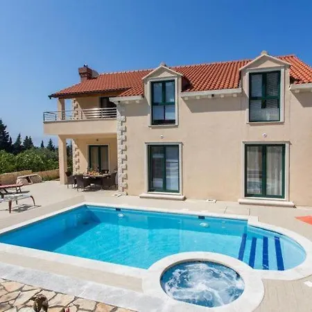 Avoca - Four Bedroom With Swimming Pool *