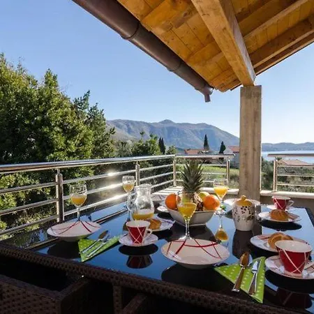 Villa Avoca - Four Bedroom With Swimming Pool