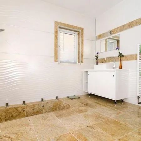 Avoca - Four Bedroom With Swimming Pool Mlini