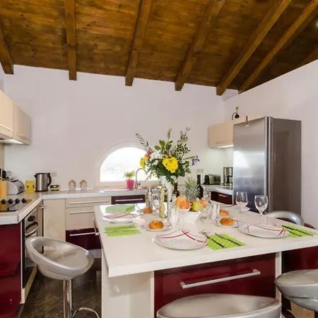 Villa Avoca - Four Bedroom With Swimming Pool