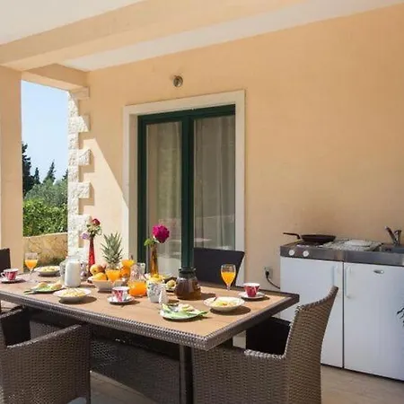 Avoca - Four Bedroom With Swimming Pool *