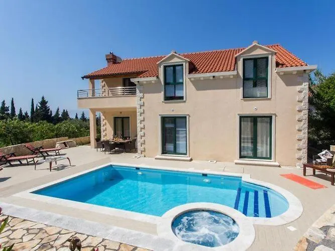 Avoca - Four Bedroom With Swimming Pool *