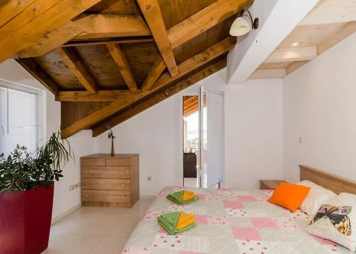 Avoca - Four Bedroom With Swimming Pool *