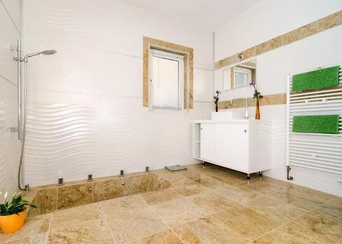 Avoca - Four Bedroom With Swimming Pool Mlini