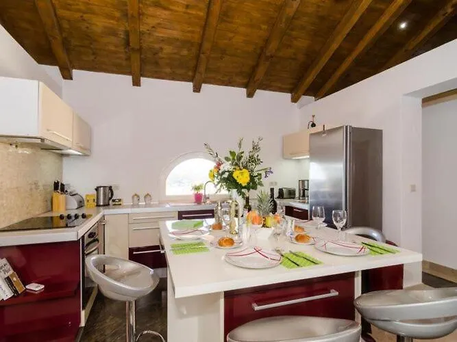 Villa Avoca - Four Bedroom With Swimming Pool