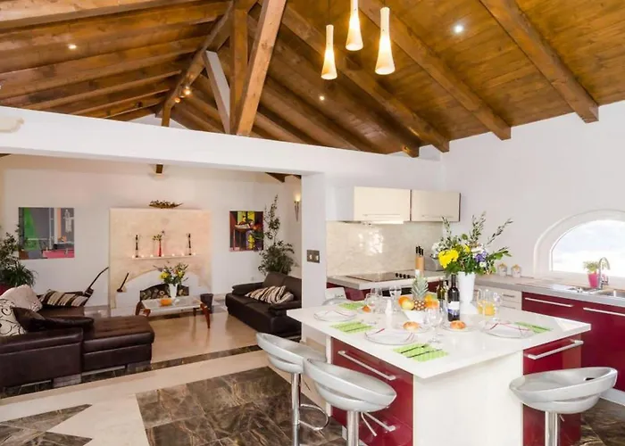 Avoca - Four Bedroom With Swimming Pool Mlini