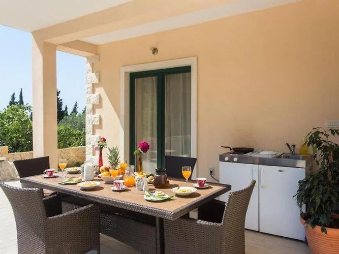 Avoca - Four Bedroom With Swimming Pool *