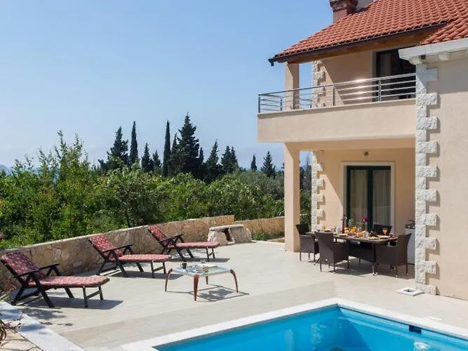 Avoca - Four Bedroom With Swimming Pool Mlini