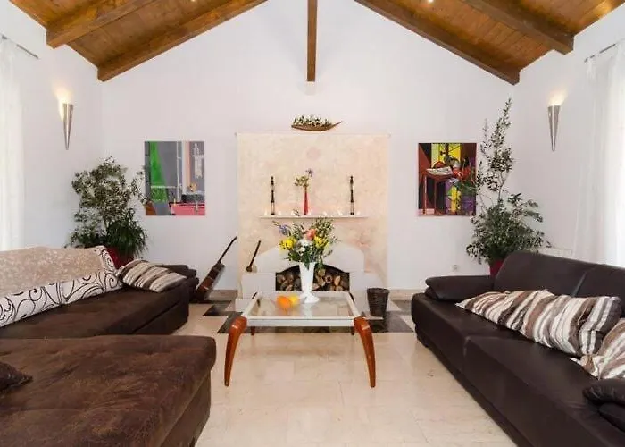 Avoca - Four Bedroom With Swimming Pool